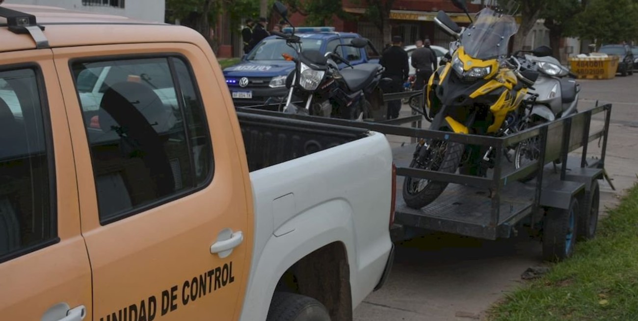 Operativo de control vehicular en barrio Los Hornos