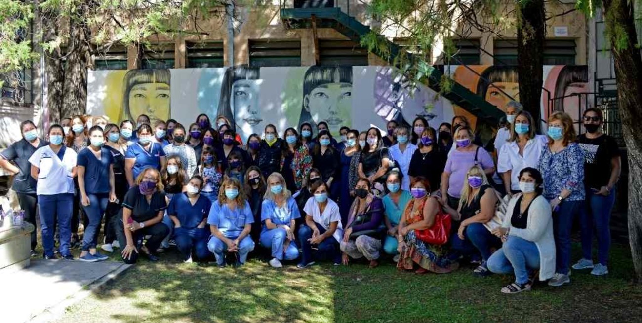 Con un mural homenajean a las mujeres en el Hospital Cullen