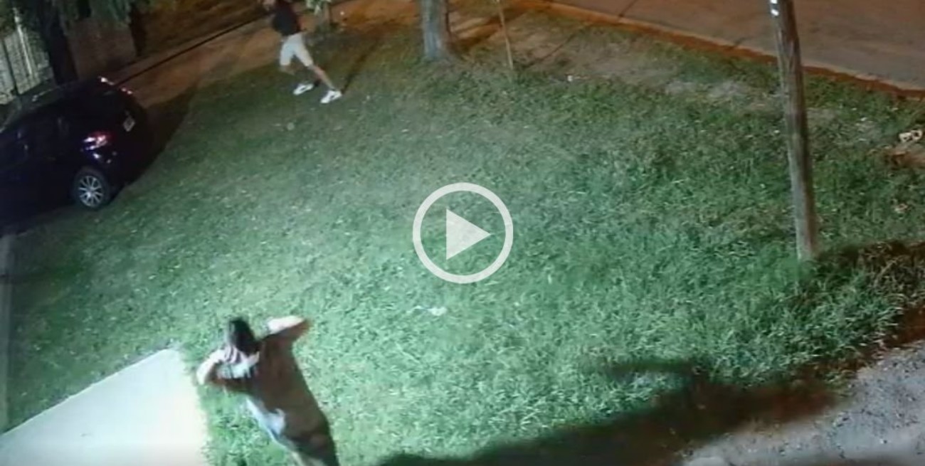 Video: motochorros le quisieron robar el auto y se defendió a piedrazos