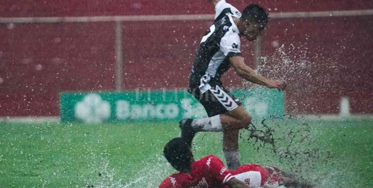 La cancha de Unión no aguantó el partido de reserva y allí habrá Copa Argentina este miércoles