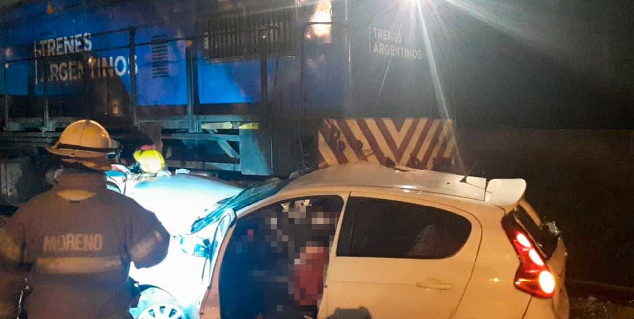 Tren arrolló a un auto en Buenos Aires: cuatro muertos y un herido