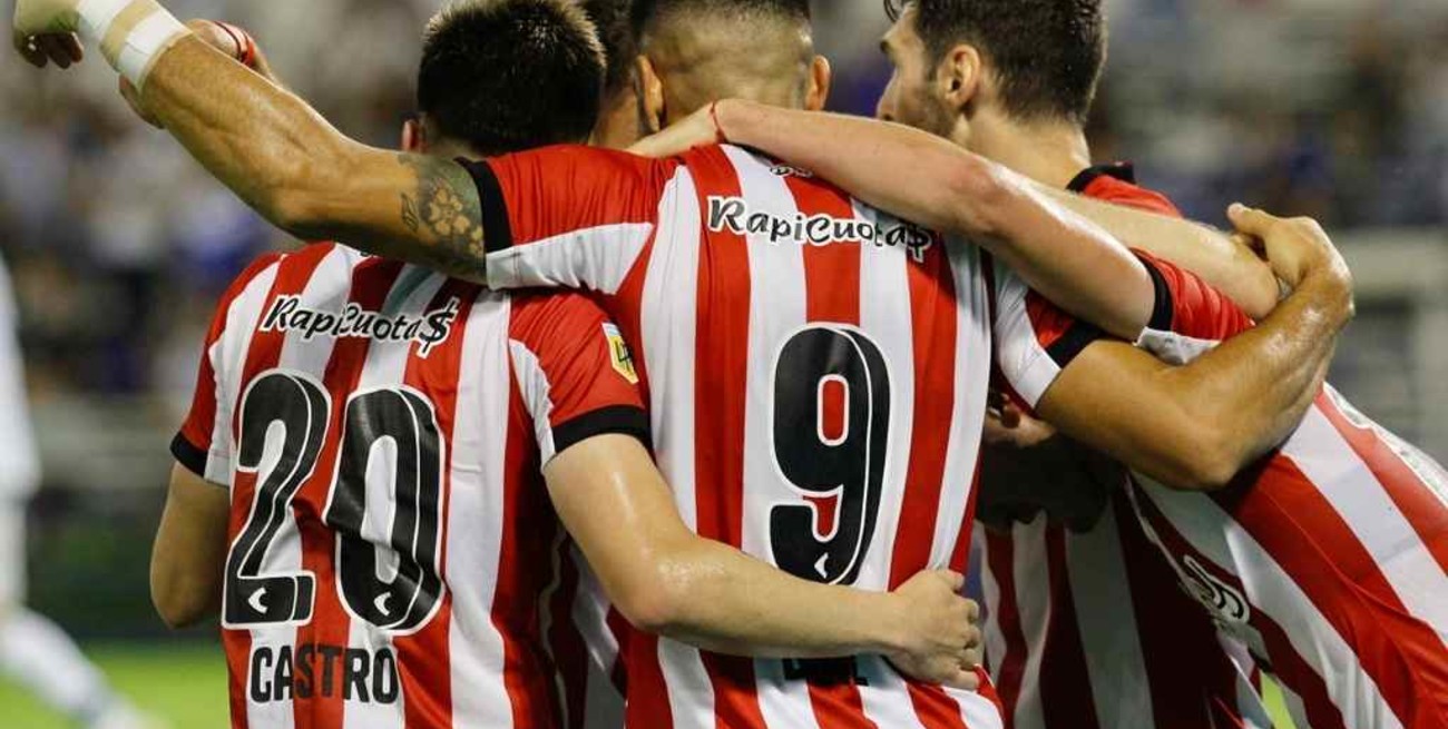 Estudiantes empató sobre el final ante Vélez y salvó el invicto  