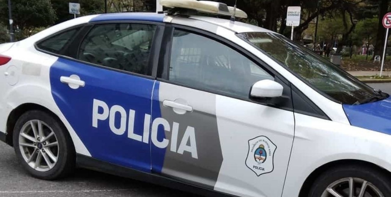 Intentó atropellar a su ex pareja, la golpeó y chocó un patrullero al fugarse