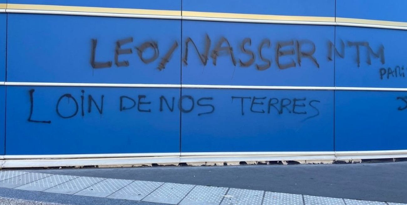 El estadio del PSG apareció con pintadas contra su presidente