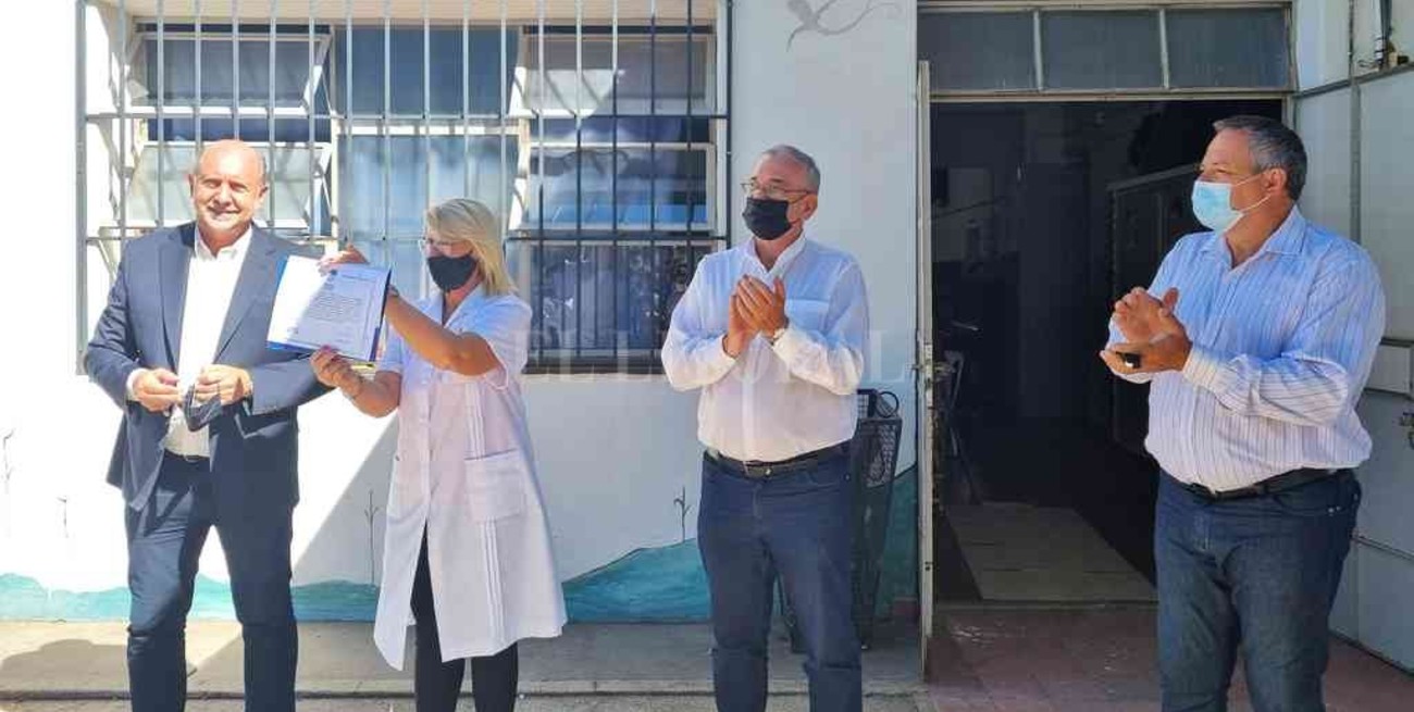 Calvo participó de la entrega de aportes a la Escuela "Domingo F. Sarmiento" de Vila