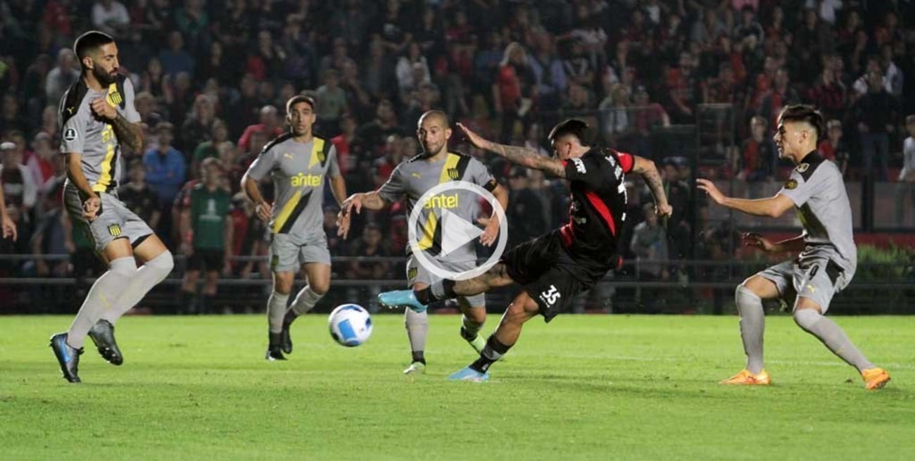 Relator uruguayo enojado: "No te pueden hacer un gol de lateral"