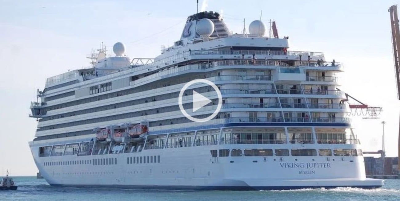 Un enorme crucero noruego hizo escala en Mar del Plata para atender una emergencia sanitaria
