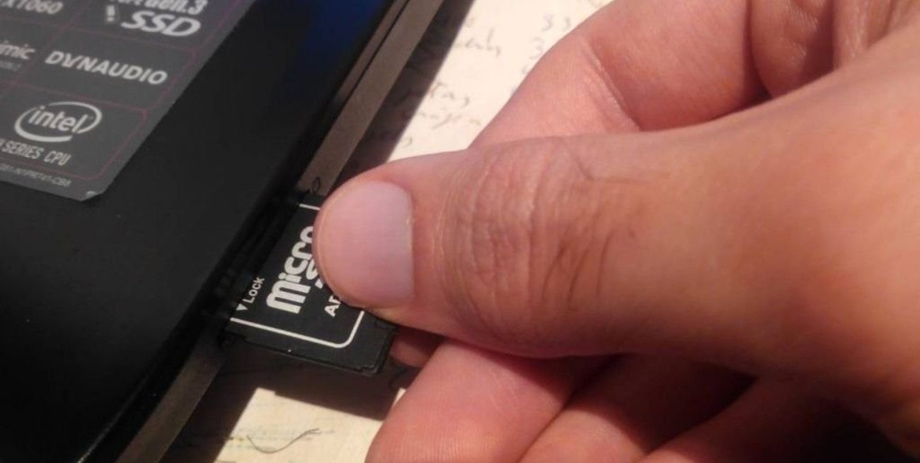 Encontró una tarjeta de memoria y descubrió que su esposo violaba a su hija