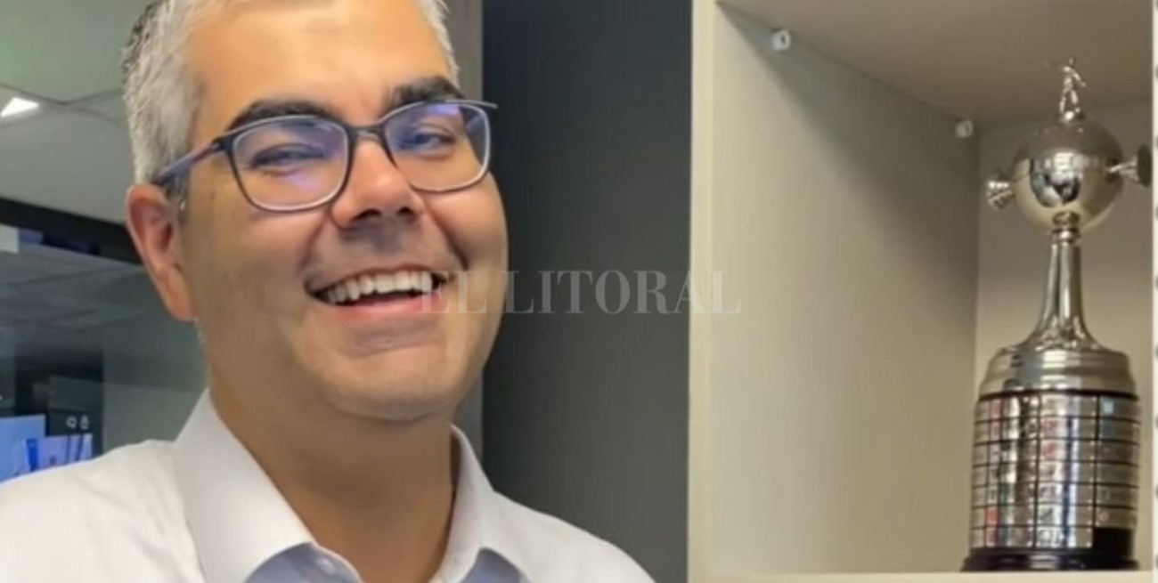 Fred Nantes, el que es famoso por sacar el "papelito" de cada club