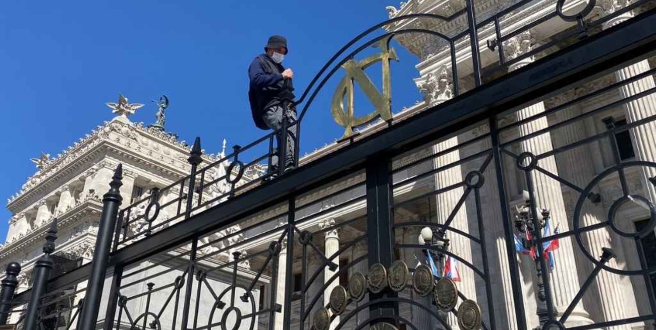 Un hombre trepó a la reja del Congreso de Buenos Aires y se encadenó