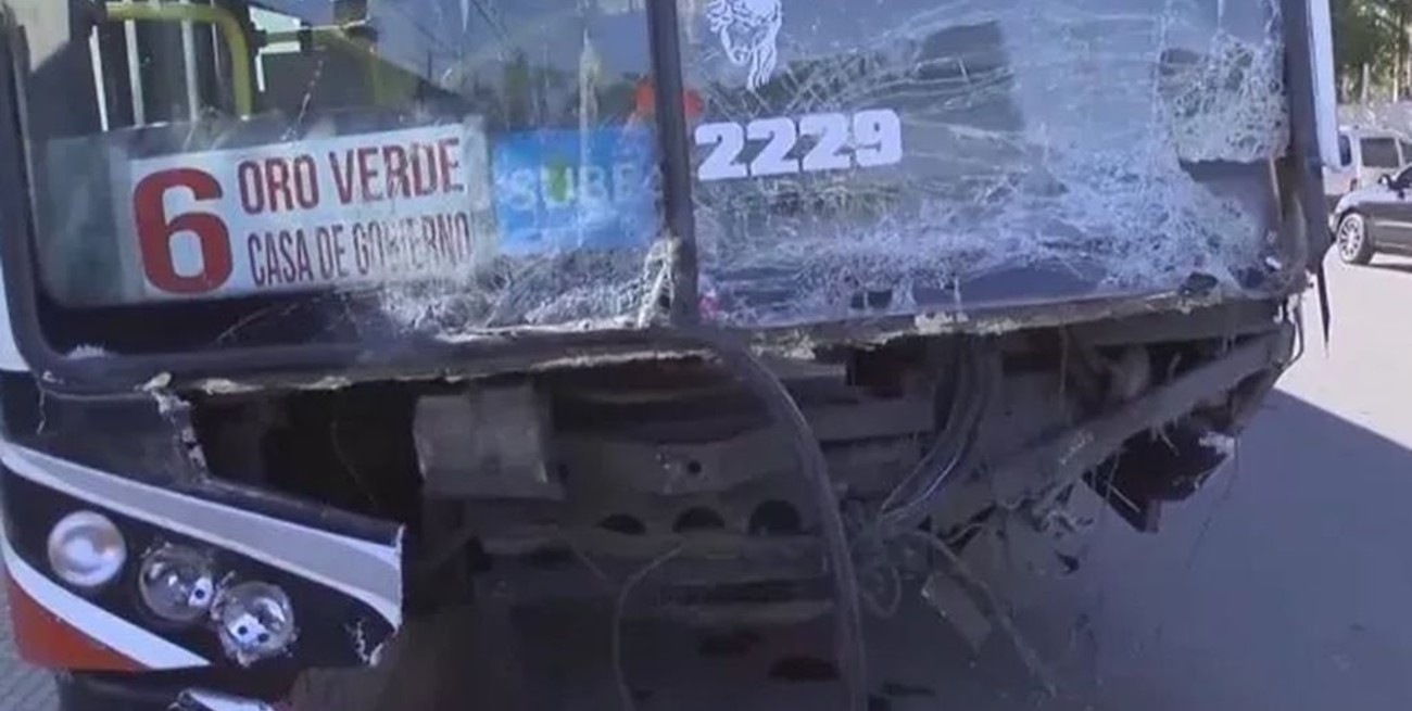 Imputaron al chofer de colectivo que cruzó un semáforo en rojo en Paraná y mató a dos hermanos