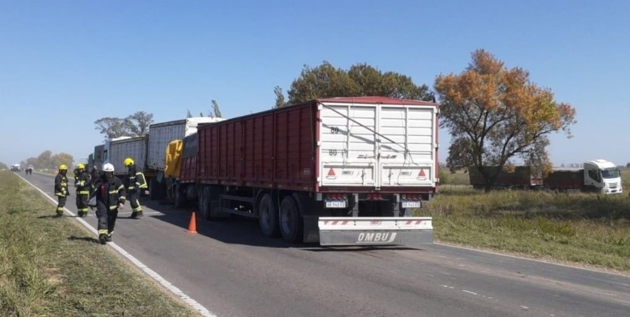 Investigan un choque en cadena de tres camiones en el sur de Santa Fe: hay un fallecido