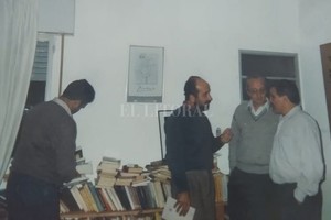 Gentileza La escena muestra el living comedor y la inevitable biblioteca. En primer plano están Darío Macor, Pinky Rodríguez y, de espalda, curioseando algún libro, Francisco Robles. Con las manos en los bolsillos, Rogelio Alaniz.