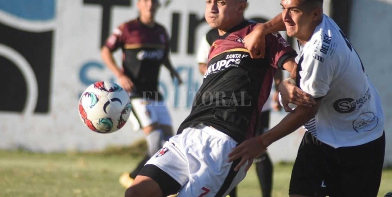 Universidad goleó y manda en la tabla