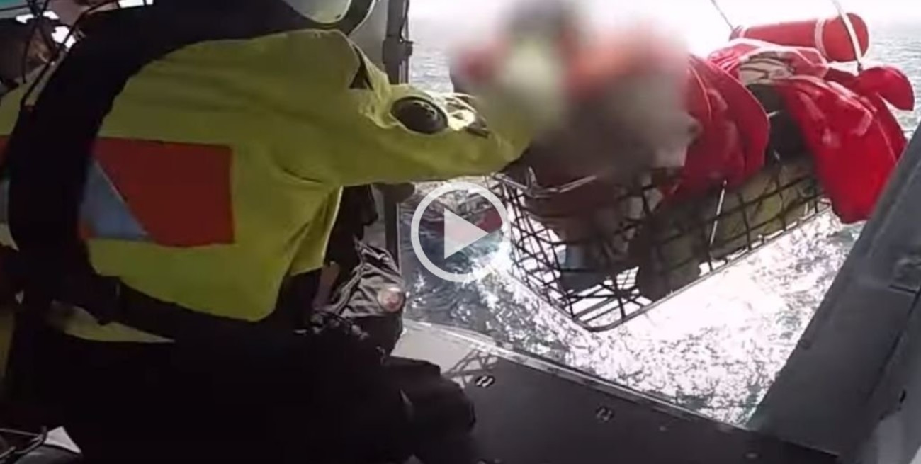Video: así rescataban en pleno Mar Argentino a un pescador con fractura expuesta