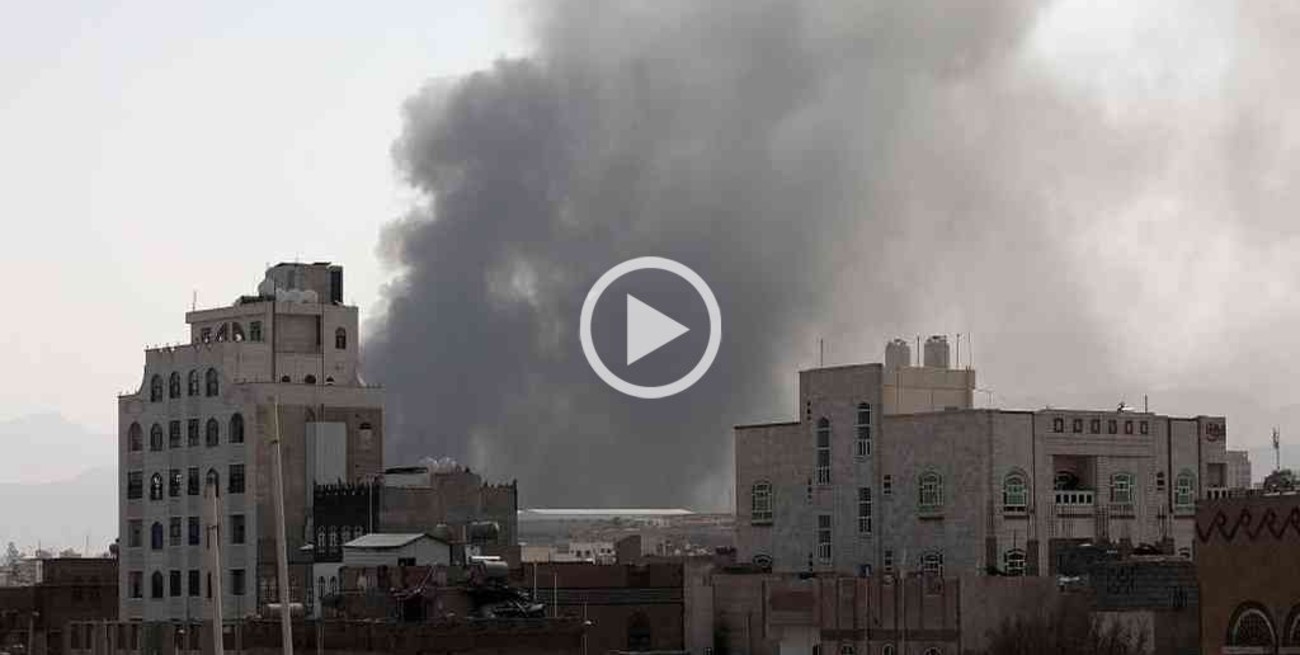 Arabia Saudita bombardeó Sanaa y el puerto hutí en Yemen