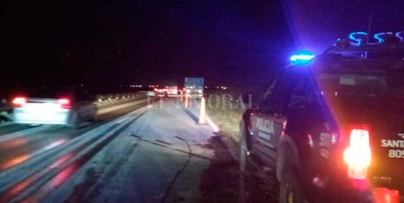 Fuerte choque entre camión y un auto en la circunvalación oeste altura Recreo