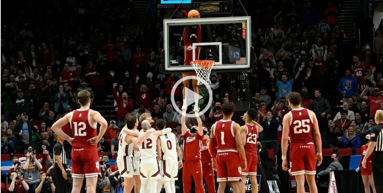 Insólito: una porrista se subió al aro para rescatar la pelota y continuar el partido