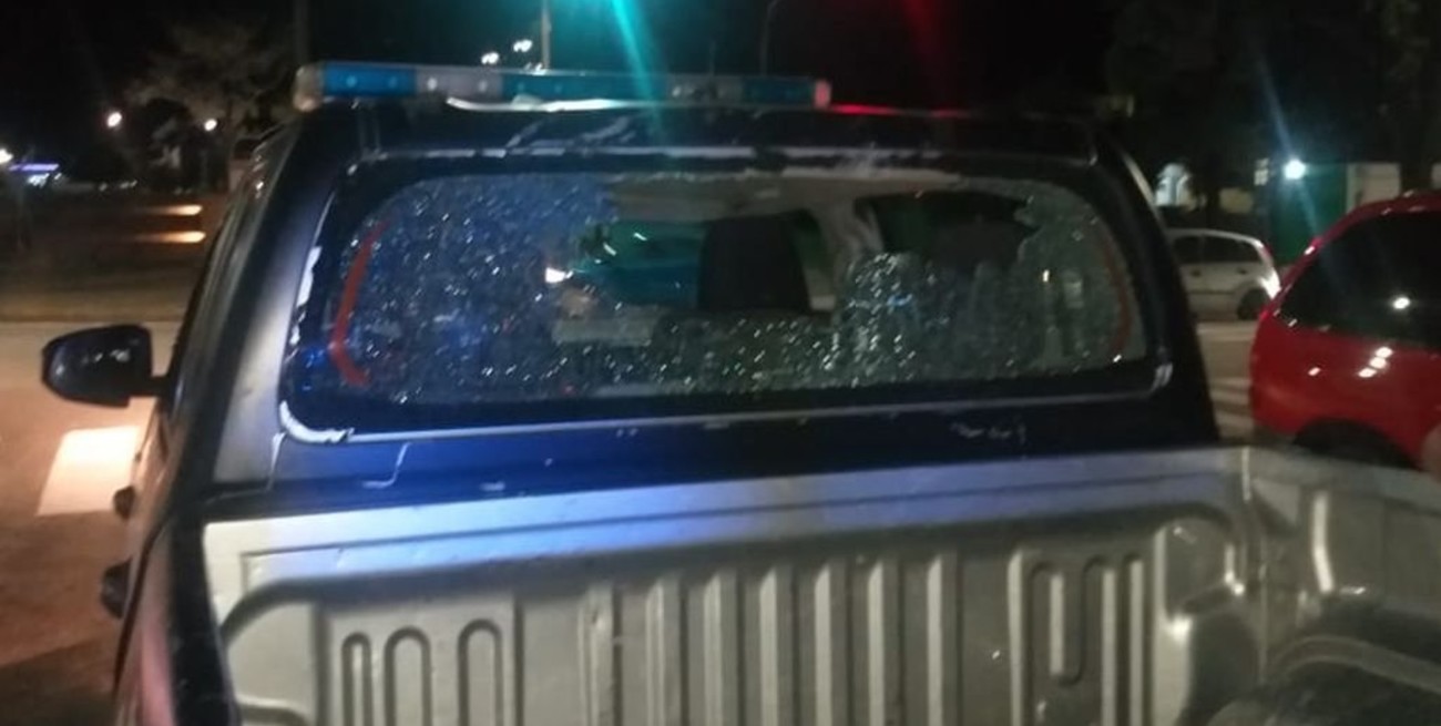 Piedrazos y patadas contra vehículos en bulevar y 9 de Julio