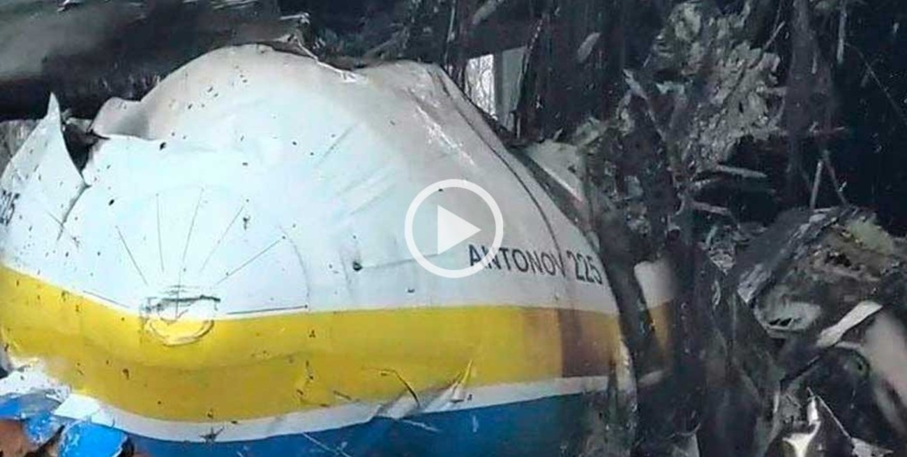 Video: así quedó el avión más grande del mundo, destruido por los rusos