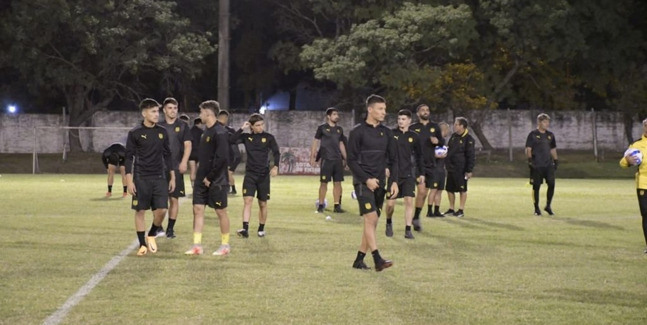 Histórico entrenamiento de Peñarol de Montevideo en el club Don Bosco de Paraná