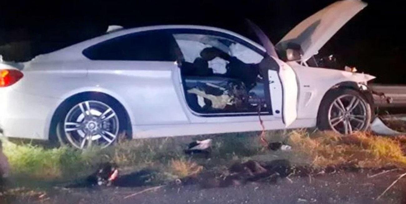 Un auto de alta gama se incrustó en el guardarrail sobre Ruta 12