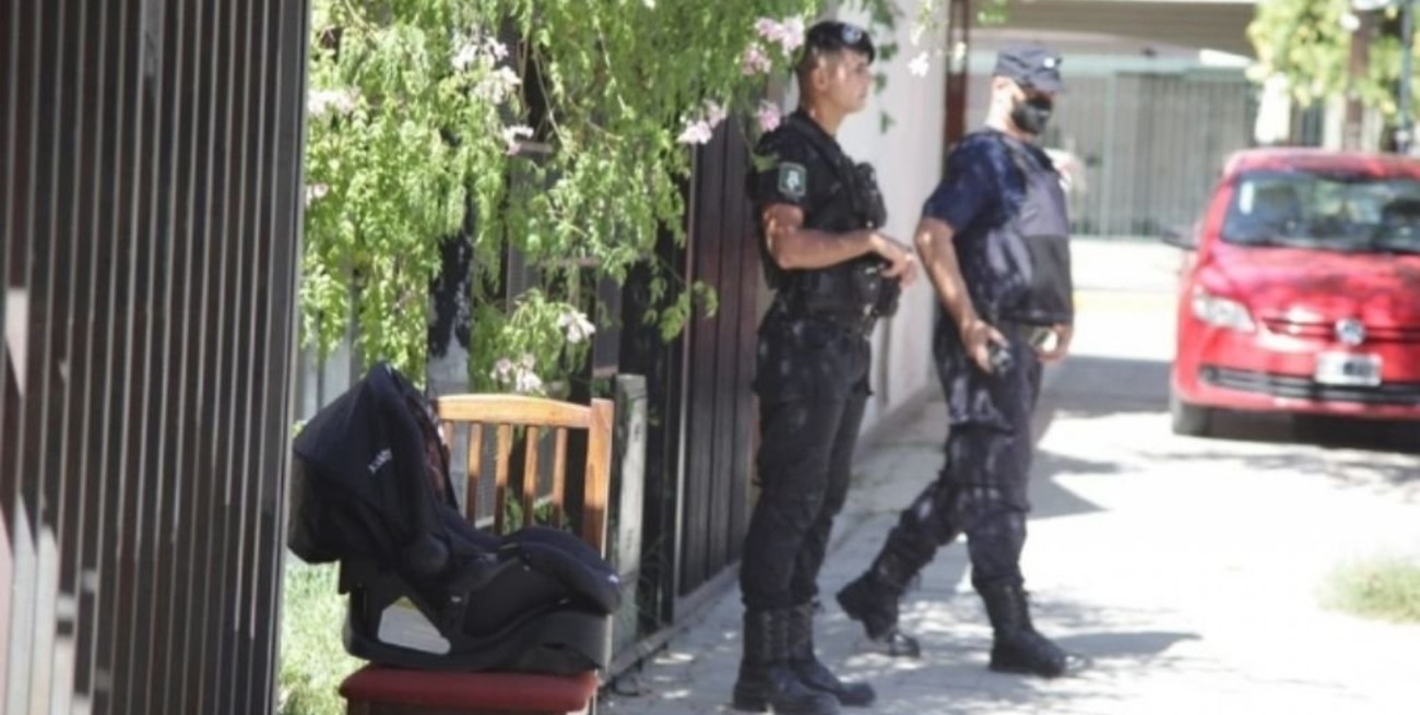 Le robaron el auto a una mujer y adentro estaba su beba de 6 meses