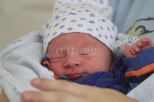Mauricio Garín El bebé tiene tan sólo unas horas de vida, tal vez uno, como mucho dos o tres días de edad y la enfermera lo vacuna. Los niños son en particular vulnerables a la tuberculosis y por tanto deben ser objeto de una especial atención.