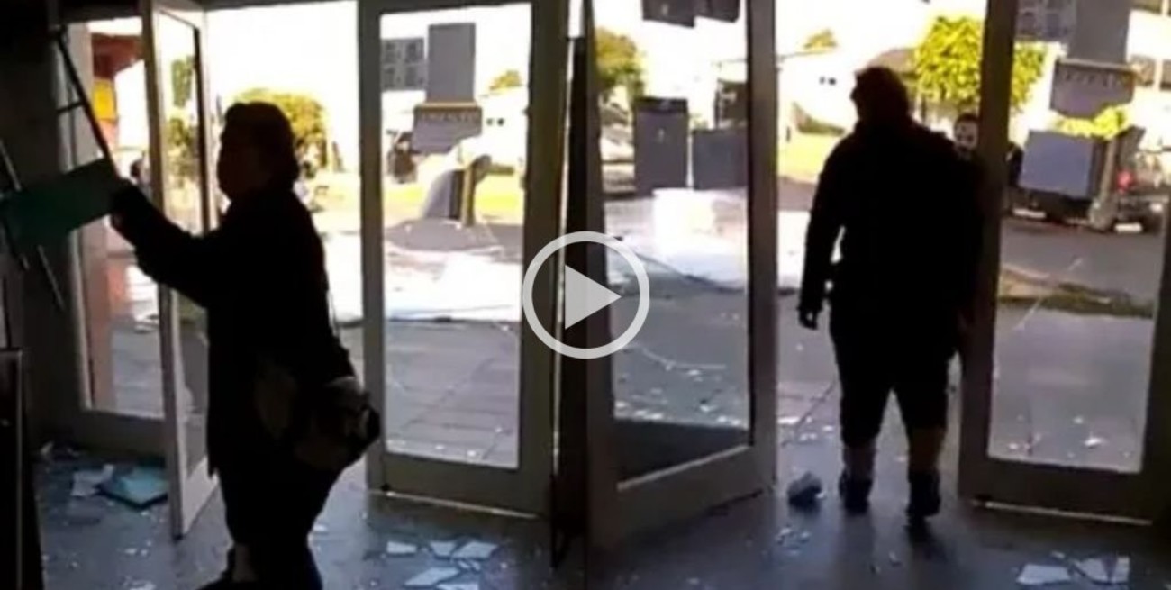 Video: no la dejaron hacer un trámite y destruyó la oficina de la municipalidad