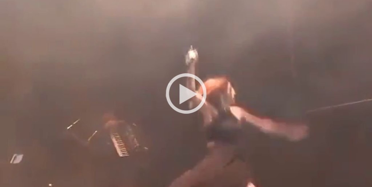 Video: Soledad Pastorutti se cayó en pleno show y generó preocupación