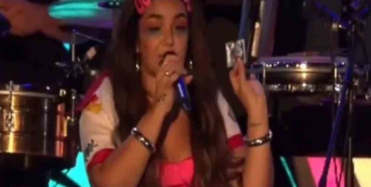 El enojo de Ángela Leiva con un fan que le tiró un preservativo en medio de un show