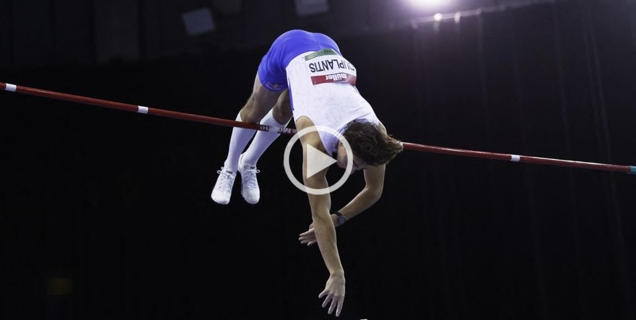 Armand Duplantis mejoró su récord mundial en salto con garrocha
