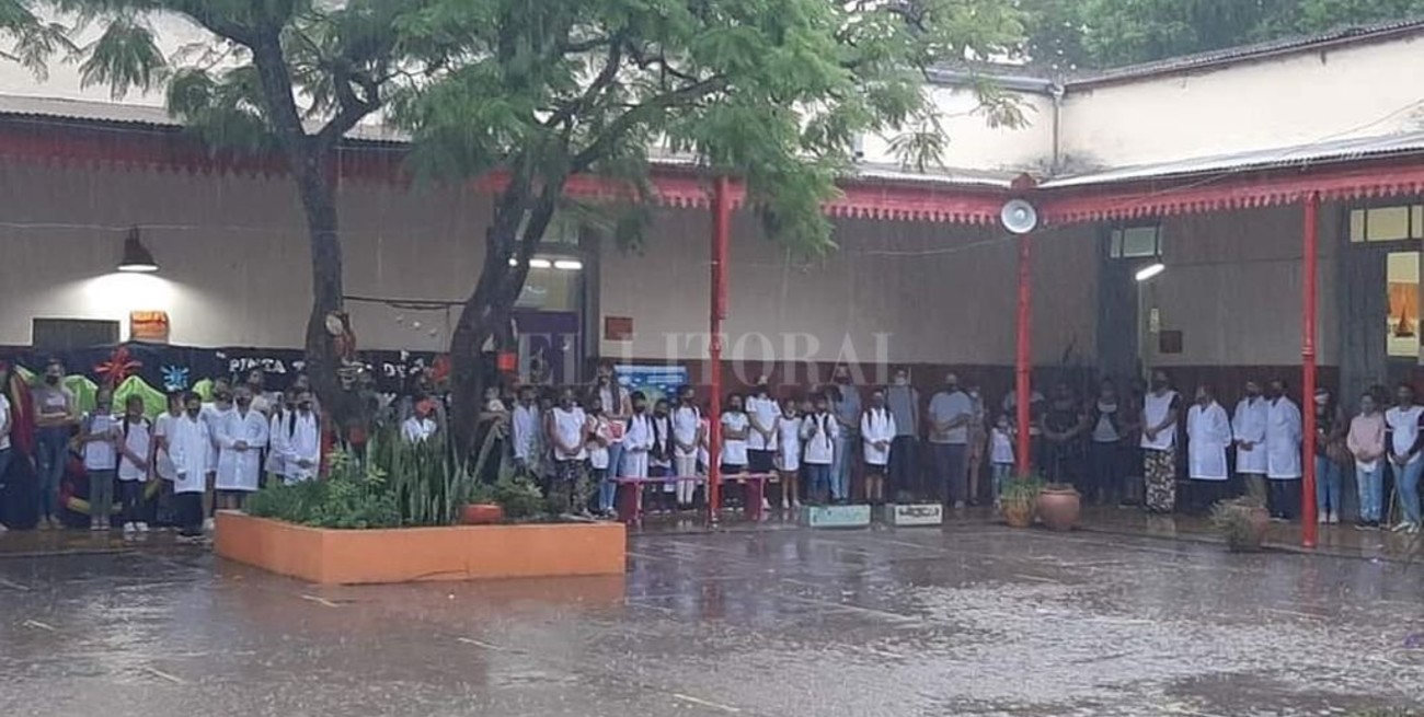 San Cristóbal: pese a la intensa lluvia, los chicos volvieron a las aulas