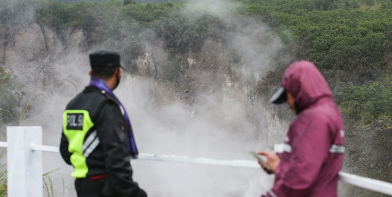 Erupción de un volcán en Indonesia provocó la evacuación de 253 personas