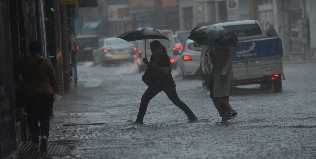 Se espera que la lluvia continúe durante la mañana este lunes en la ciudad de Santa Fe