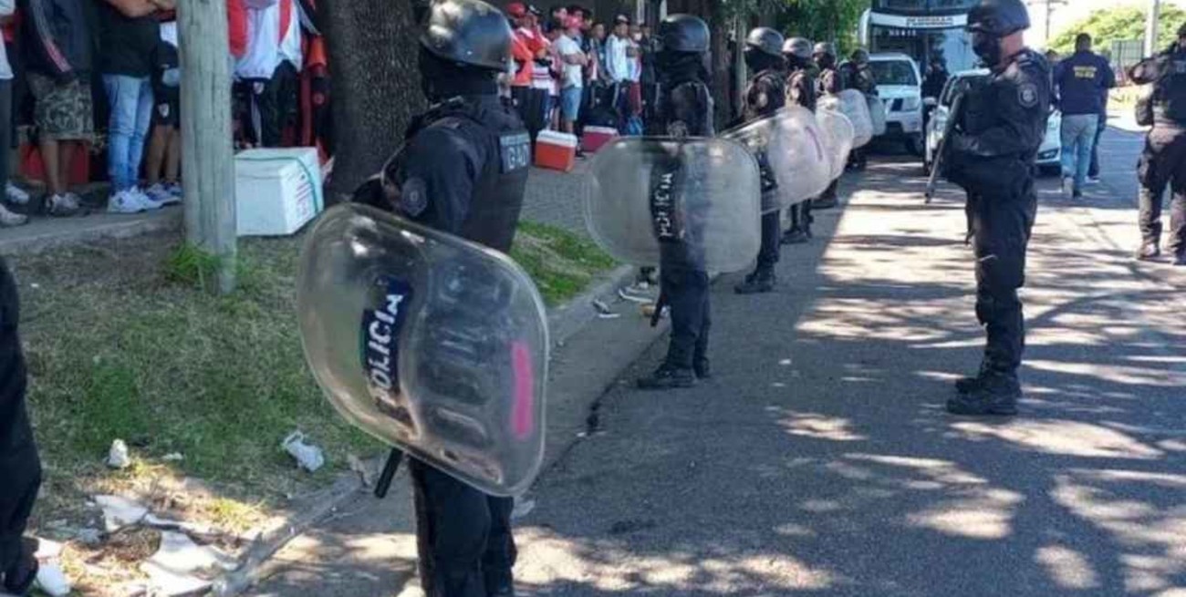 Video: detuvieron a 13 barras de River con armas y drogas tras requisar un colectivo