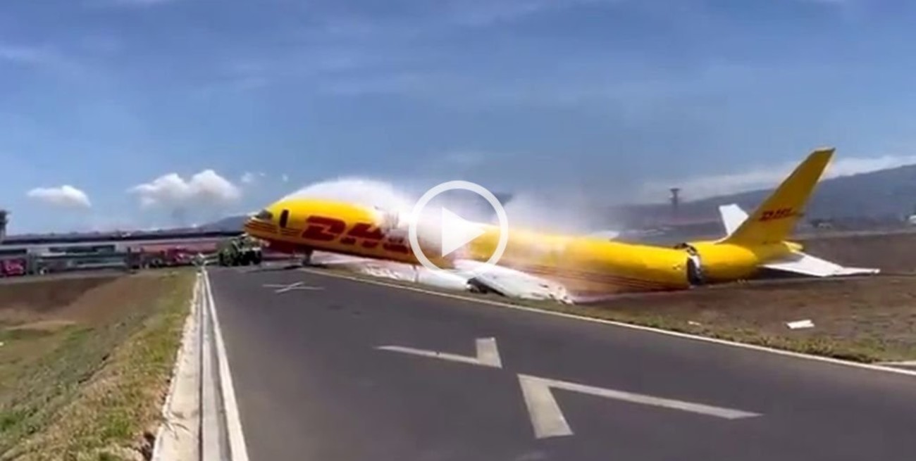 Video: un avión despistó y se partió en dos en Costa Rica
