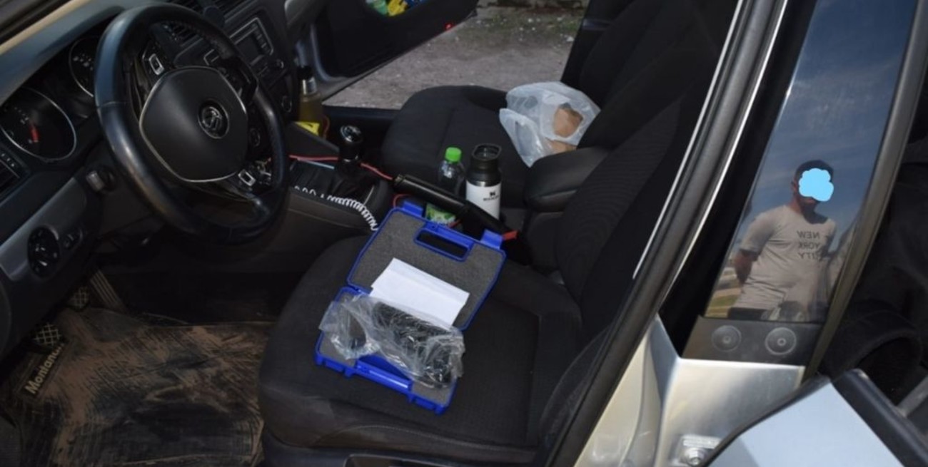 Circulaba por rutas santafesinas con 1.5 millones de pesos, 15.000 dólares, municiones y un arma