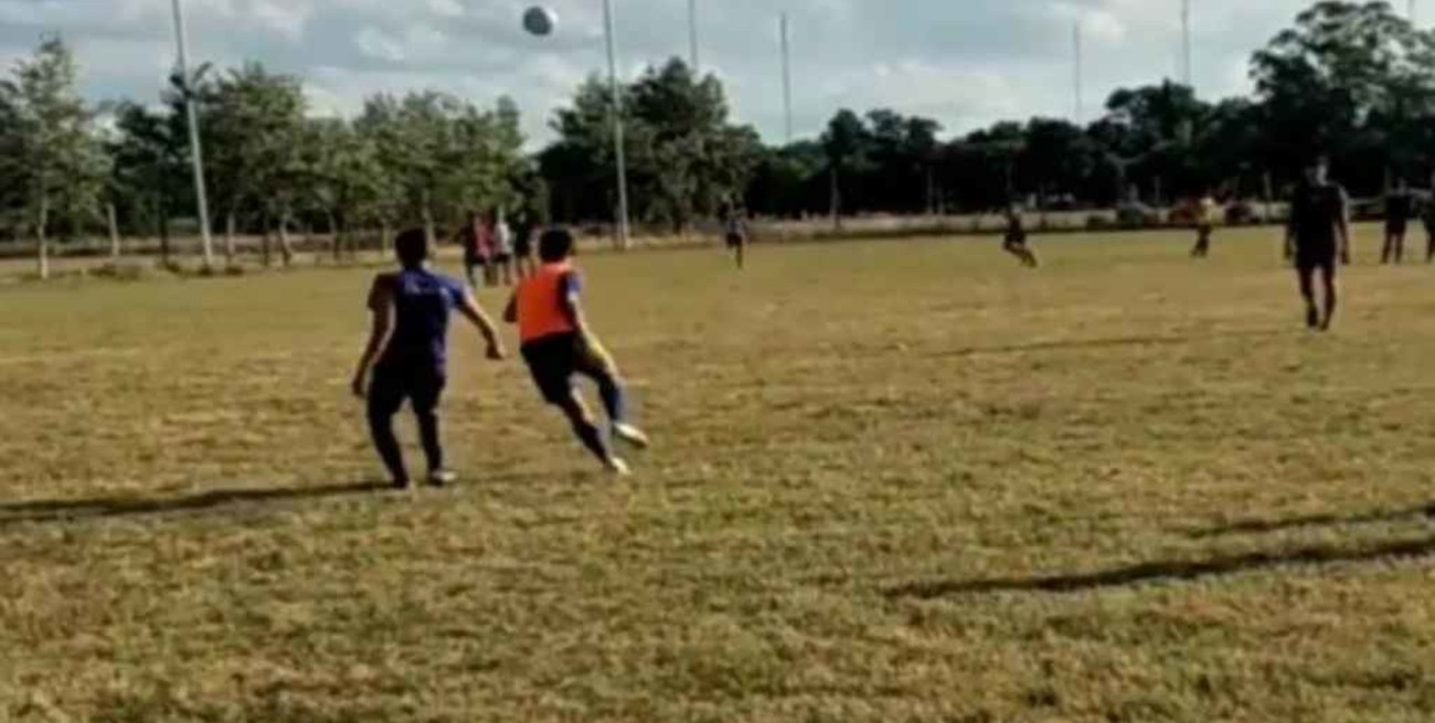 Dejó el fútbol porque su familia no podía pagarle la cuota pero sus compañeros tuvieron un gran gesto