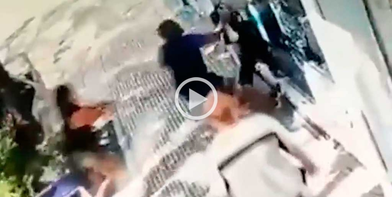 Violación grupal en Palermo: un nuevo video muestra un forcejeo entre los panaderos y la víctima 