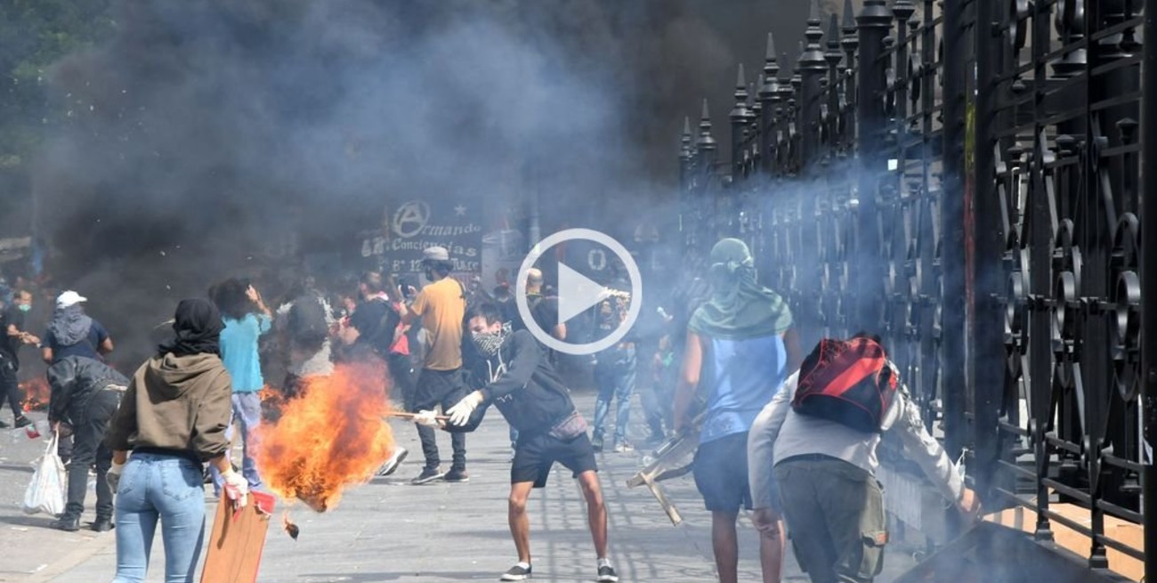 Incidentes frente al Congreso en la marcha contra el acuerdo con el FMI 