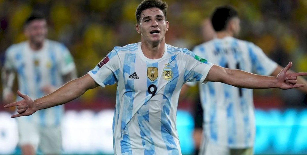 Ya no extraña, "Araña": debut de titular y gol de Julián Álvarez en la Selección