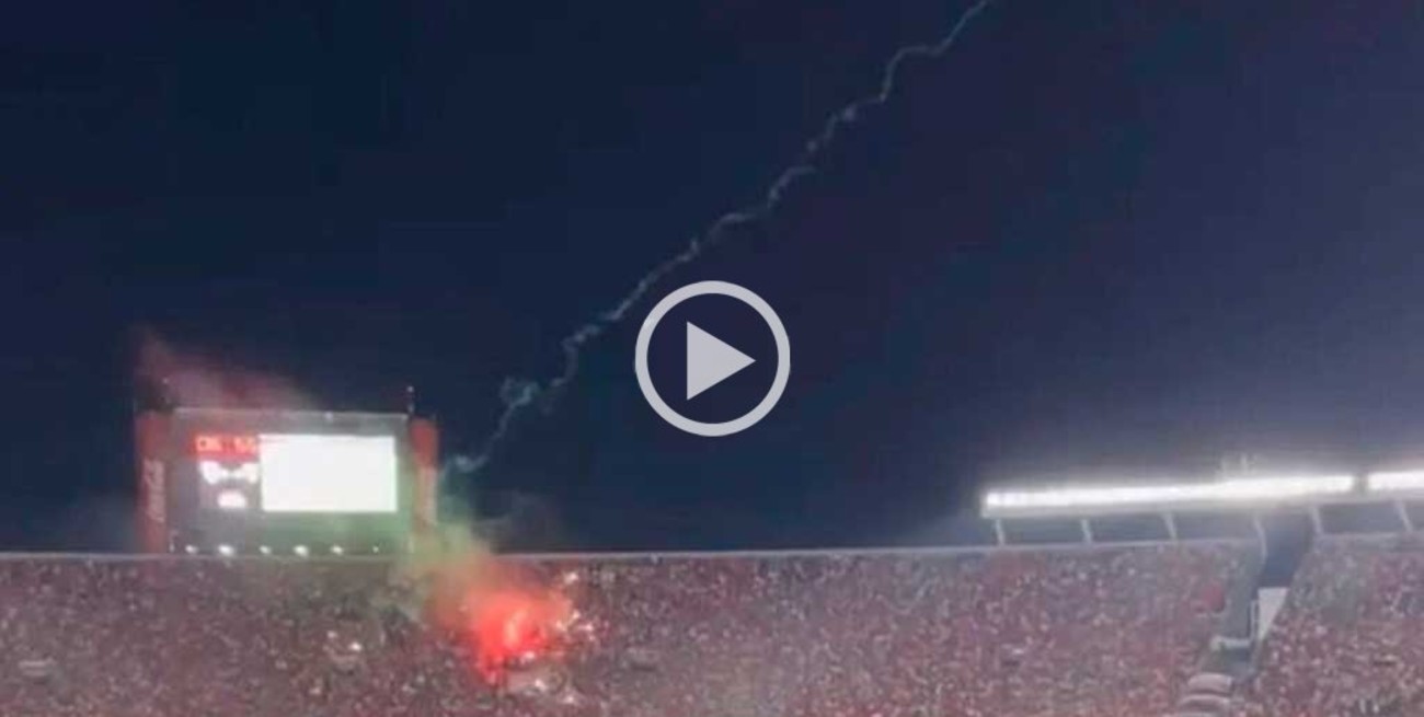 Video: la barra de River arrojó dos bengalas marinas en pleno clásico contra Boca