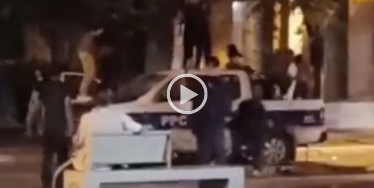 Video: hicieron una "fiesta" arriba de un patrullero y lo destrozaron
