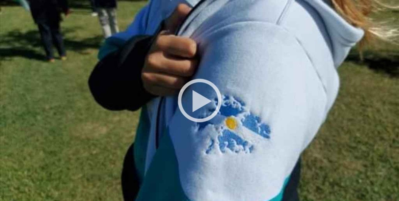 Emotivo homenaje: alumnos de Elortondo estamparon las islas Malvinas en sus buzos de egresados