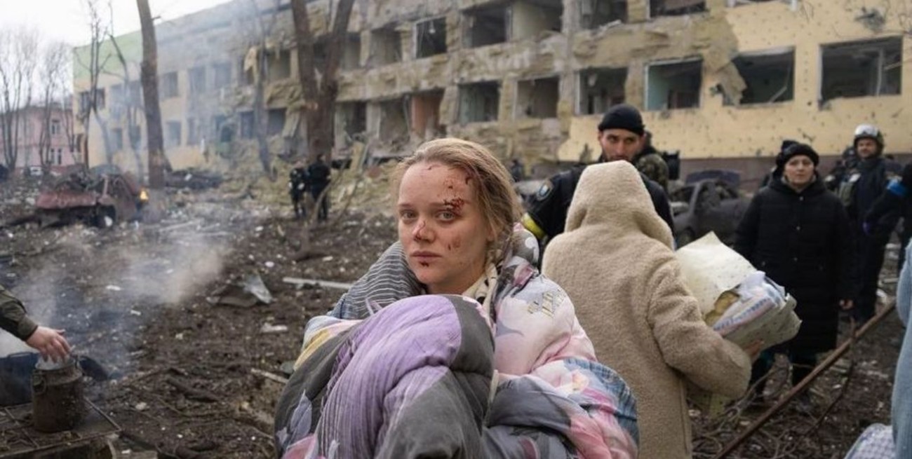 Ucrania: falleció la mujer embarazada y su bebé, quienes habían sufrido el ataque ruso en Mariupol