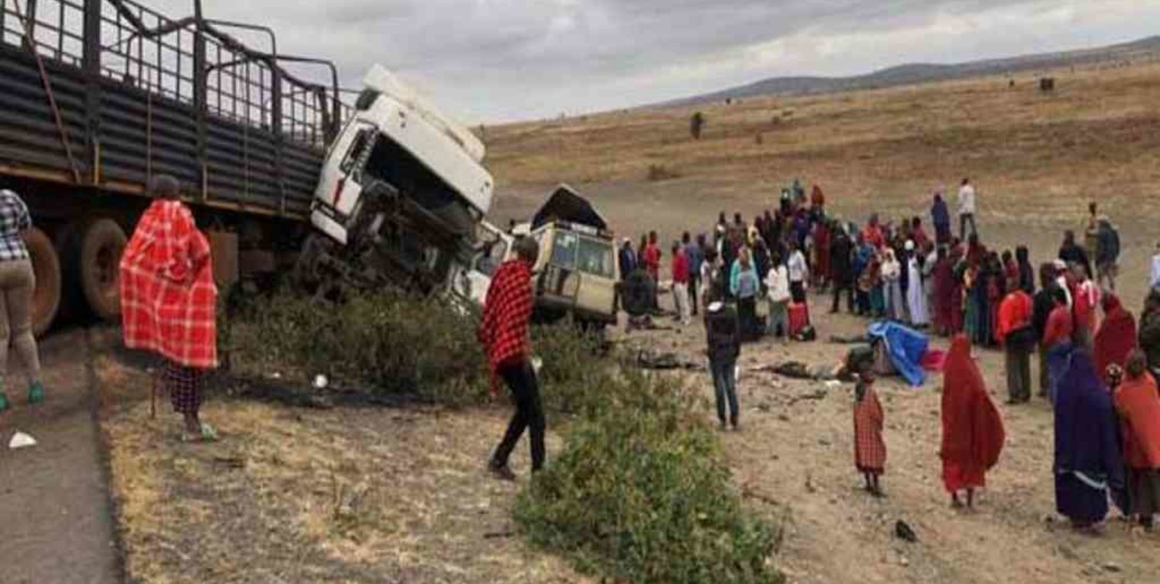 Un fuerte accidente entre un colectivo y un camión en Tanzania dejó al menos 22 muertos