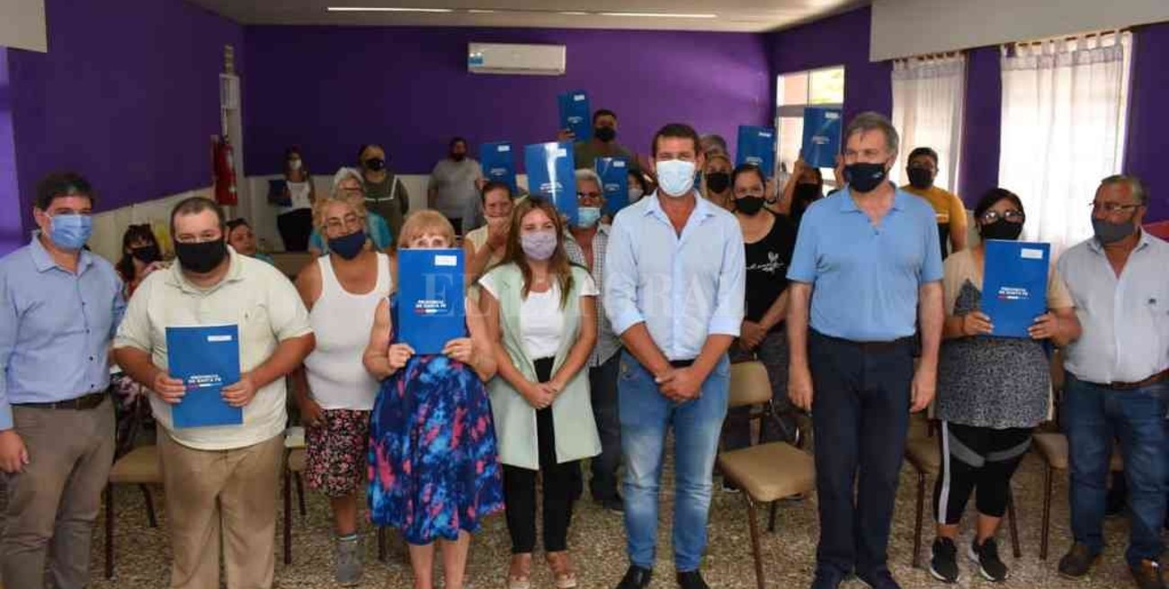 Entregaron escrituras a familias de ocho localidades de la provincia