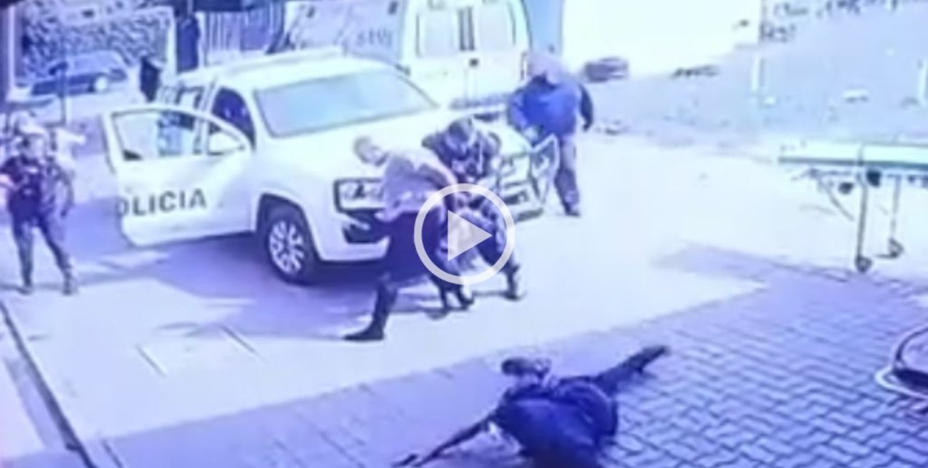 Video: le robó el arma al policía que lo tenía esposado y lo baleó