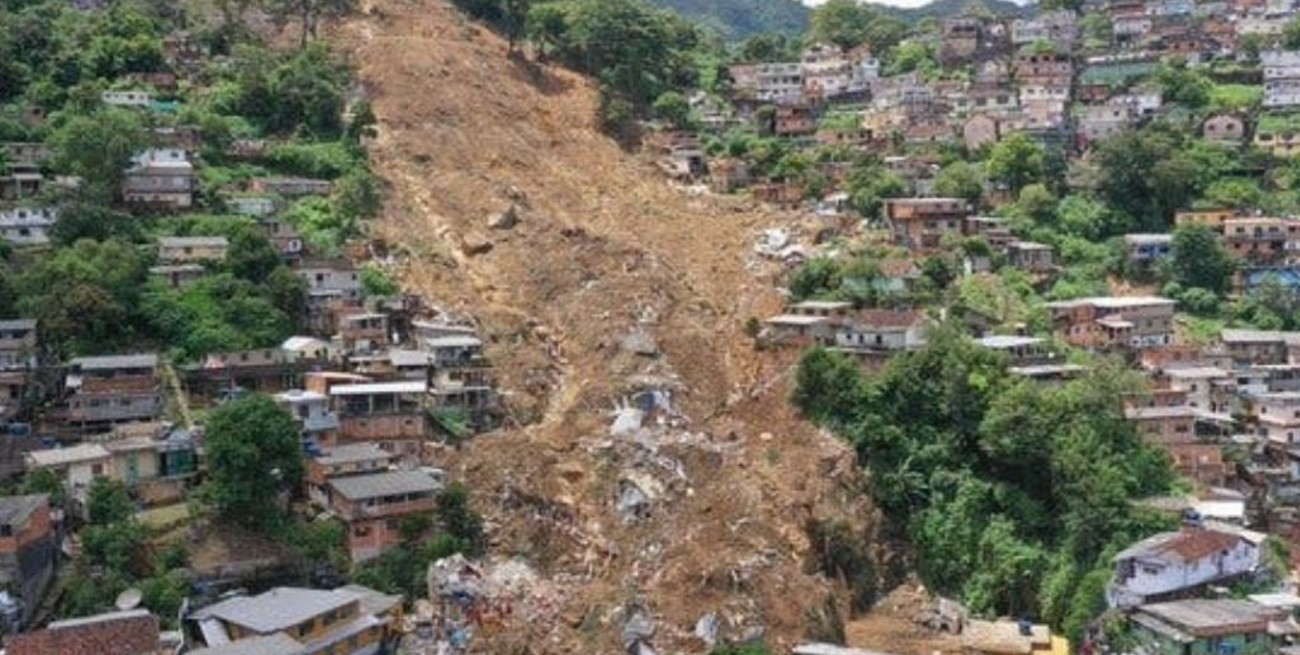 Un micro cayó por un precipicio y dejó al menos 10 muertos